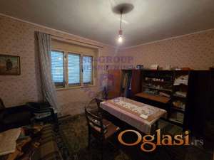 Na prodaju prizemna starija kuća, kombinovane građe, čvrste i od naboja.